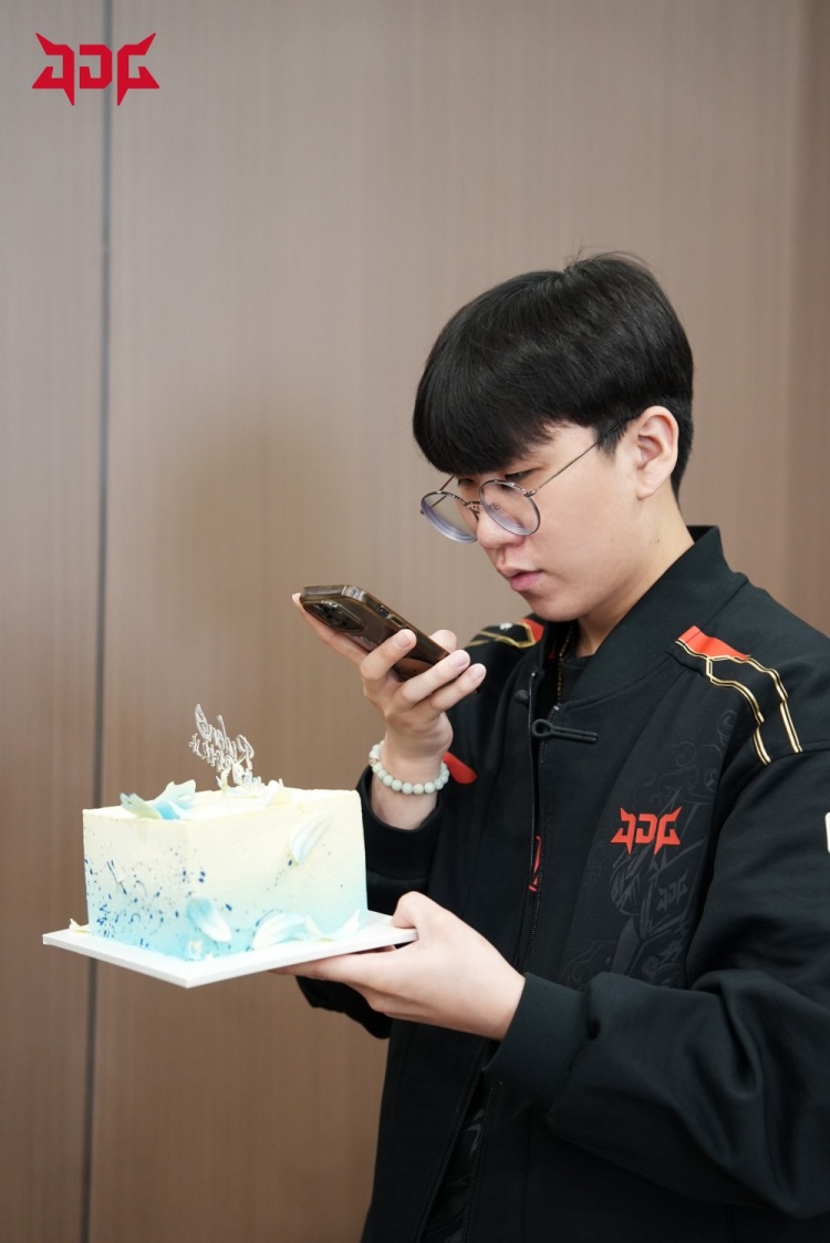 JDG发布Ruler出道八周年返图：感谢Ruler粉丝们送来的应援和祝福