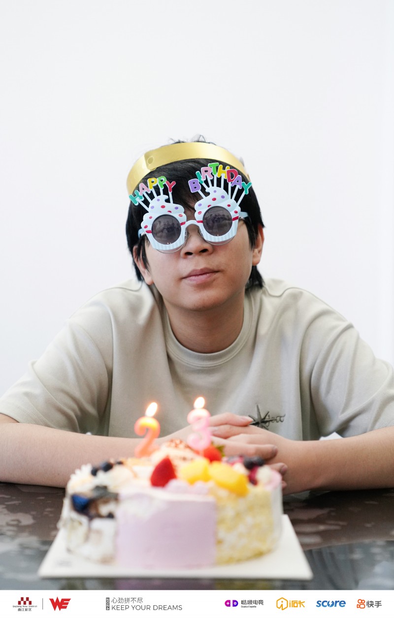 WE俱乐部祝贺队内上单Wayward23岁生日：队友在旁为其庆祝🎂